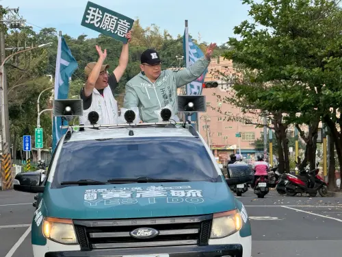 ▲ 王義川陪同黃彥毓展開車隊掃街行程。兩人在決戰前夕特別南下相挺，展現兄弟情誼。（圖／市議員黃彥毓提供）