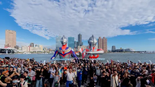 ▲超人力霸王跨世代合體告別。（圖／高市府觀光局提供）