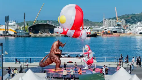 ▲8米Q版氣膜航行愛河灣。（圖／高市府觀光局提供）