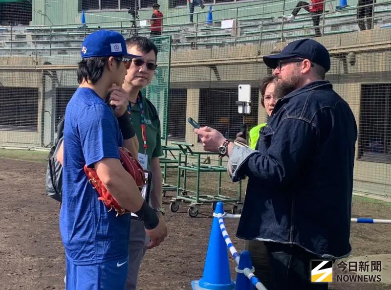 經典賽直擊／大聯盟記者克雷爾採訪陳傑憲！很好奇中華隊跳舞文化