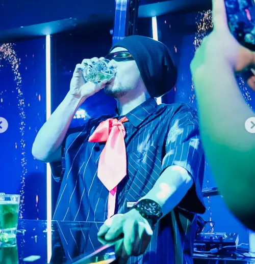 ▲黃明志在夜店邊喝酒邊唱歌，這才導致喝到吐。（圖／黃明志IG@namewee）