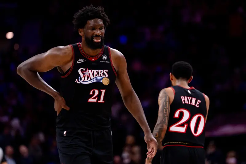 ▲費城76人當家球星恩比德（Joel Embiid）近期檢查出右腹外斜肌拉傷，預計至少缺席接下來的3場比賽，本賽季的傷停場次將累積至29場。（圖／美聯社／達志影像）