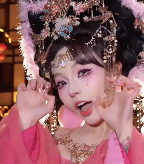 ▲林襄的古貓妖造型和動作，讓粉絲讚嘆太可愛。（圖／摘自 IG@95_mizuki)