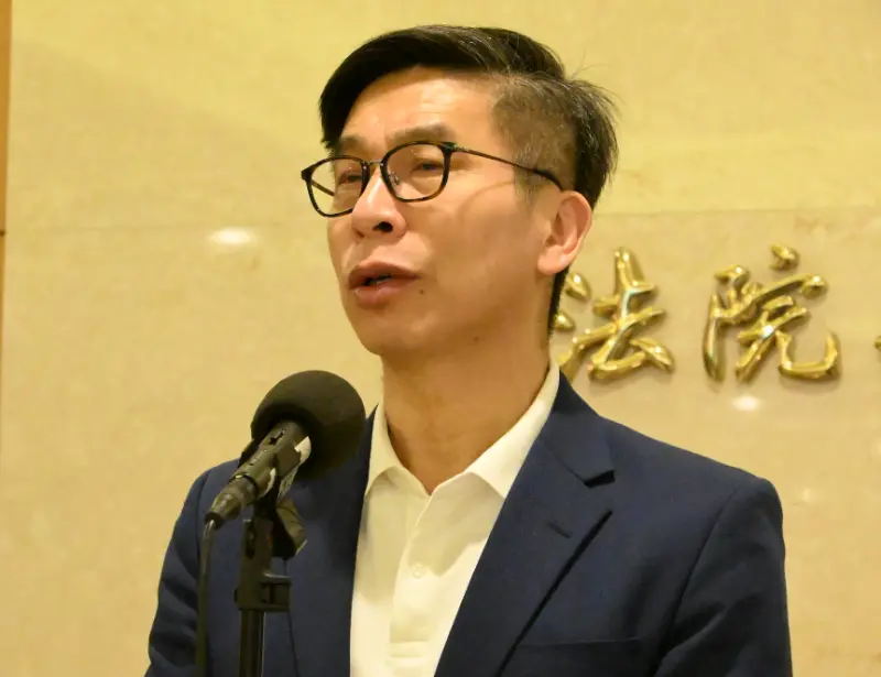 ▲鍾佳濱批評，藍白不斷菜市場喊價般提出軍購案。（圖／鍾佳濱辦公室提供）