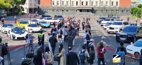 ▲太子集團豪車法拍現場。（圖／記者吳翊緁攝）