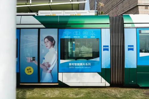 ▲眼睛也要過好年！謝盈萱現身 「蔡司智銳鏡片列車」掀新年打卡熱，蔡司品牌識別藍色與鏡框與車廂流線型設計融合，主題列車化身移動式光學實驗室空間，吸引通勤族與遊客目光一起「眼界升級」。（圖／品牌提供）