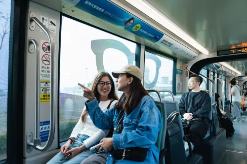 ▲掀新年打卡熱！謝盈萱現身蔡司智銳鏡片列車，窗外的城市景致、綠意路廊形成了強烈對比，讓日常通勤轉化為一種高科技光學與現代美學的體驗。（圖／品牌提供）