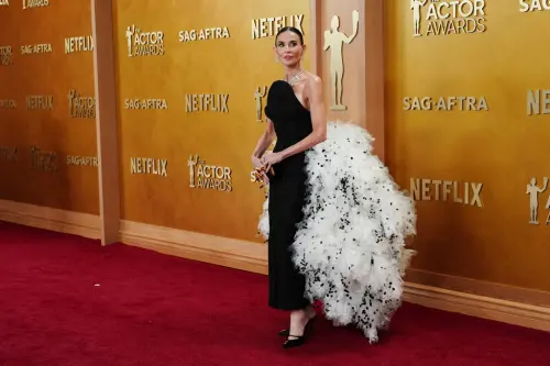 ▲黛咪摩爾的羽毛尾巴很搶眼，但評價不一。（圖／美聯社／達志影像）