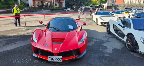 ▲「馬王」Ferrari LaFerrari全球限量499台，是法拉利2013年推出的首款混合動力超級跑車，從靜止加速至時速100公里僅需2.8秒。（圖／記者吳翊緁攝）