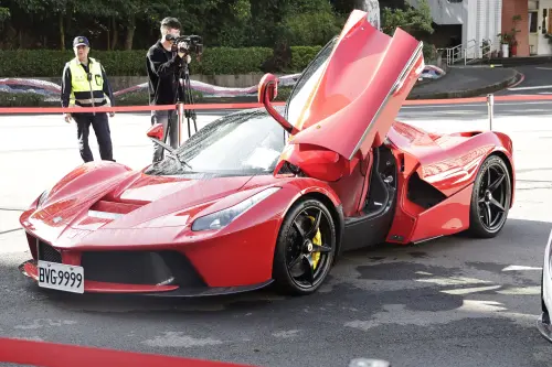 ▲「四大神獸」由Ferrari LaFerrari壓軸登場，起標價9700萬元，最後以1億3500萬元拍定。（圖／記者吳翊緁攝）