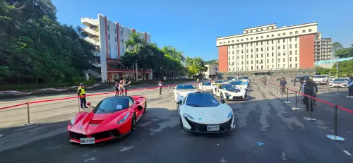 ▲Ferrari LaFerrari（左）、McLaren P1（右）都名列「四大神獸」，但最後僅有「馬王」與「蛙王」順利拍賣，McLaren P1與「山豬王」都流標。（圖／記者吳翊緁攝）