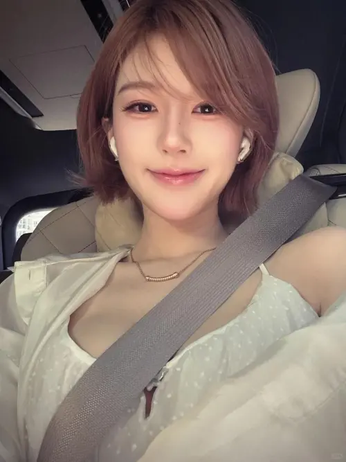 ▲趙露思（左）經過身體健康和演藝事業的大危機後，再度回到聲勢巔峰，要接哪一齣新戲、和哪位男星搭配，都成為各方矚目焦點。（圖／摘自小紅書）