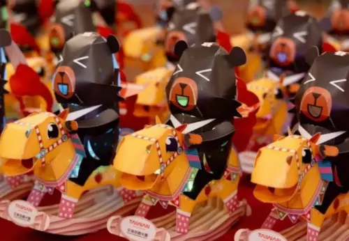 ▲2026台灣燈會小提燈「喔熊騎木馬」超可愛！每天下午15時開始發送，數量有限要領要快！（圖/觀光署提供）