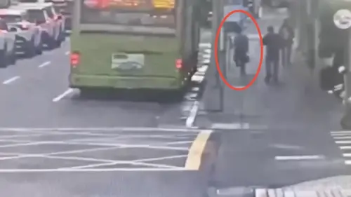 6旬婦下公車遭輾斃！奪命瞬間曝光　駕駛一路開回總站：不知撞到