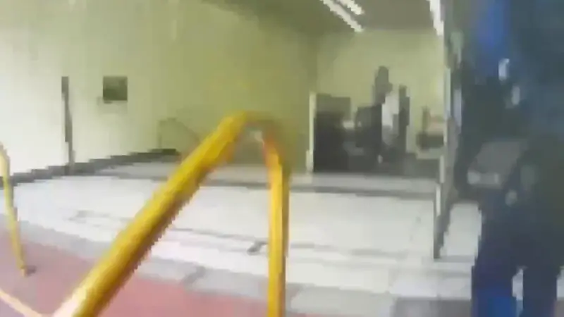 ▲北捷行天宮站今（2日）上午傳出有精神狀況不佳的民眾，在車廂內揚言要殺人。（圖／警方提供）