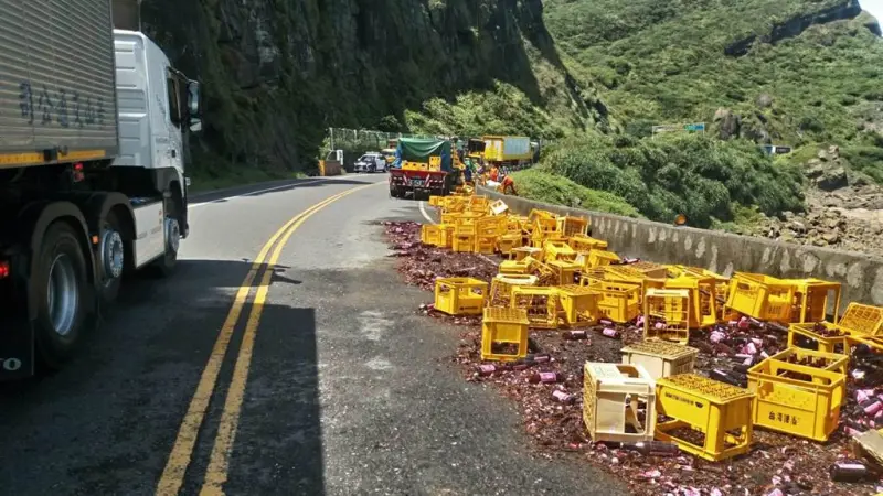 ▲百箱米酒灑落新北瑞芳區台2線濱海公路。（圖／瑞芳分局提供）