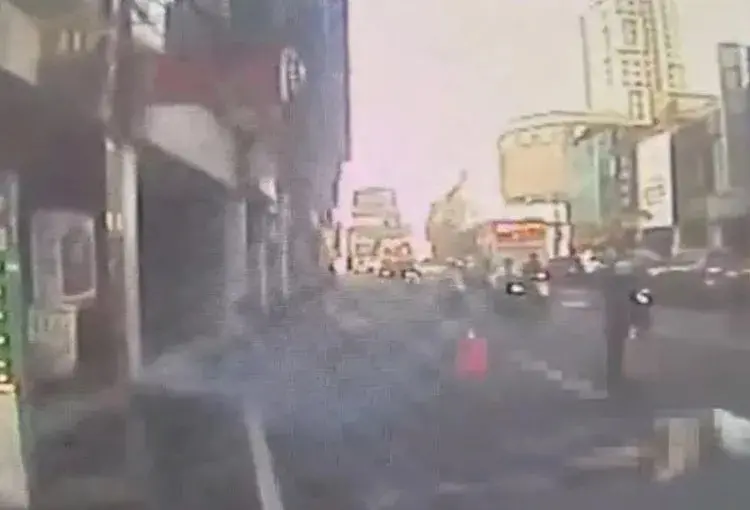 快訊／桃園驚傳墜樓意外！女子15樓商辦墜下OHCA　倒血泊送醫