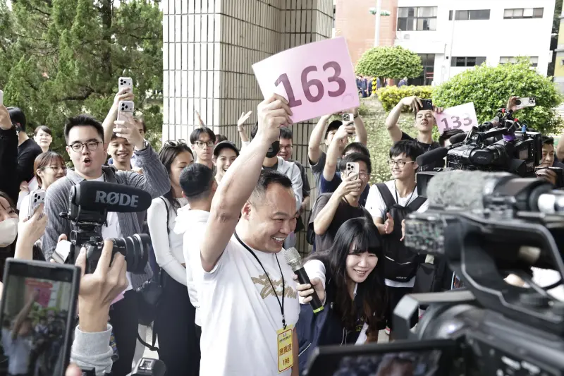    ▲弘達國際汽車董事長謝瑞益確定以1.35億元得標「馬王」Ferrari LaFerrari，邊笑邊連喊兩次「要買來找我」。（圖／記者吳翊緁攝）  