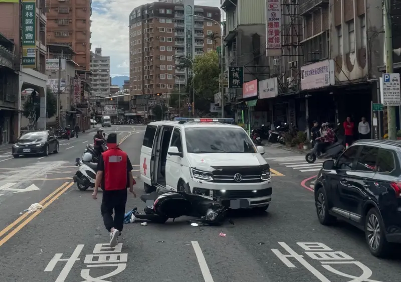 ▲新北市樹林區上月27日上午發生一起救護車撞騎士車禍意外，導致騎士四肢受有擦挫傷。（圖／警方提供）