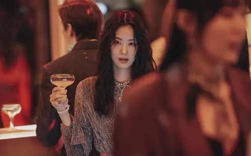 ▲角色金美靜冒充提拔她的金莎拉，最後在扭打中被金莎拉殺掉，金沙拉更盜走了她的身分。（圖／翻攝自IG@netflixkr）