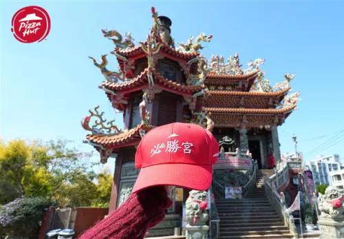 ▲必勝客為挺中華隊，特製最具有台灣味的「必勝宮帽」，更經過「冠軍廟」彰化埔鹽順澤宮的爐火加持。（圖／必勝客提供）