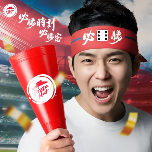 ▲除了必勝宮帽以外，在必勝客指定門市消費即可獲得「骰出666必勝頭巾」，數量有限，送完為止。（圖／必勝客臉書）