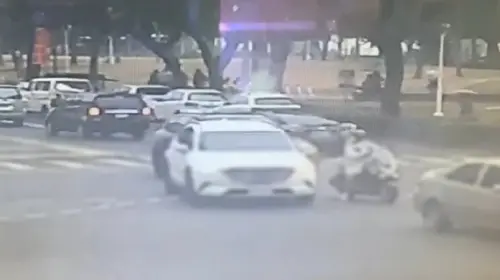 沒待轉號誌騎士左轉遭逼車猛叭！自小客車駕駛這下場