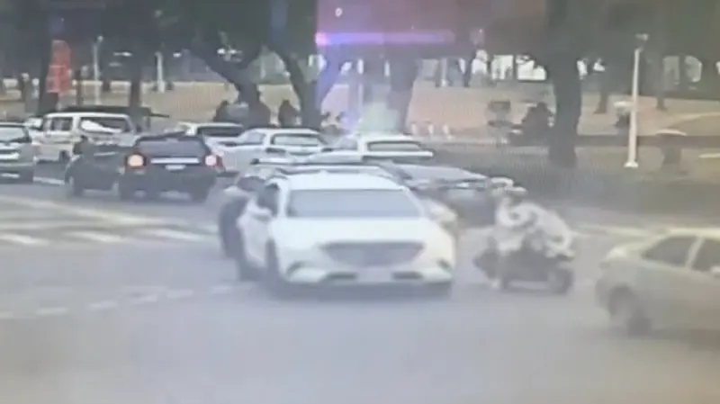 ▲1名騎士經遭後方轎車按喇叭嗆，逼車引發騎士不滿憤而到警局提告對，警方表示，自小客駕駛多次長按喇叭和逼車行為，最高可開罰3萬6600元。(圖／記者郭凱杰翻攝)