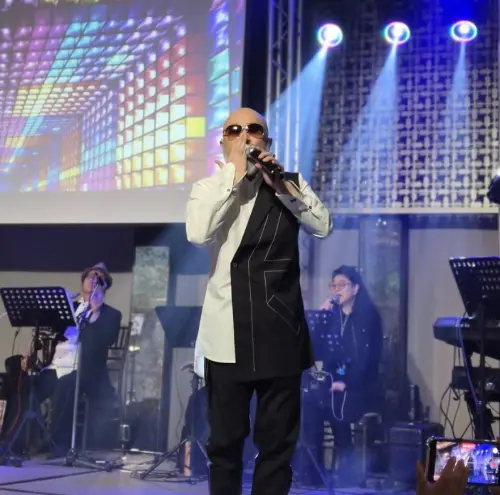 ▲辛龍出席活動時被拱上台唱歌。（圖／陳美鳳 MeiFen 臉書）