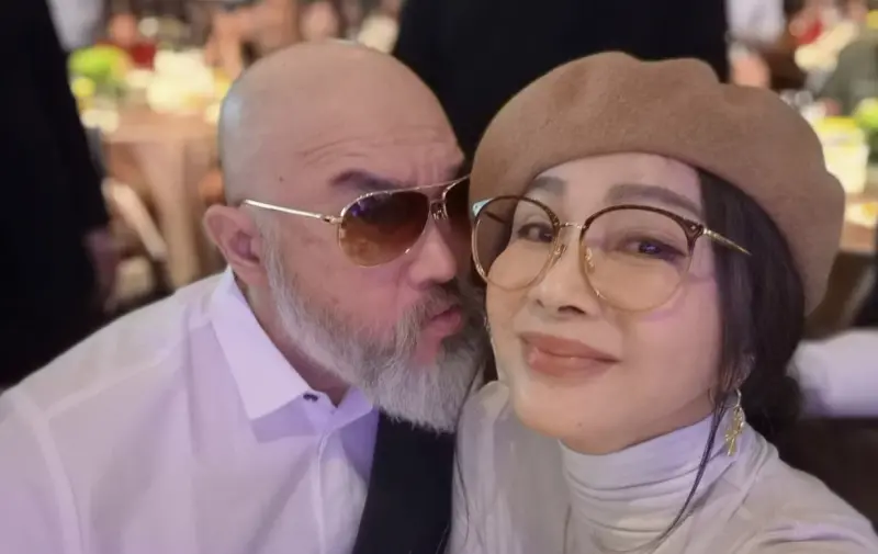 ▲辛龍（左）驚喜同框陳美鳳（右），老婆劉真離世5年後他近日回歸演藝圈，和過往不同的是他留起了白色烙腮鬍，氣色看起來相當好。（圖／陳美鳳 MeiFen 臉書）