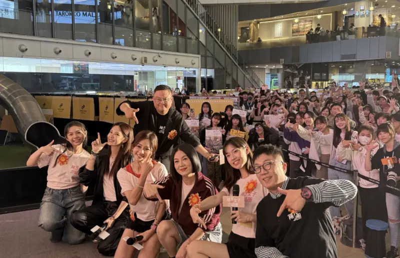 ▲《陽光女子合唱團》全台賣破7億！羅晨恩（最前排左起）、安心亞、導演林孝謙、陳意涵、苗可麗、何曼希與編劇呂安弦出席台中的見面會，安心亞與何曼希、苗可麗大跳熱舞謝客，苗可麗後來還秒變豬哥亮搞笑。（圖／壹壹喜喜提供）