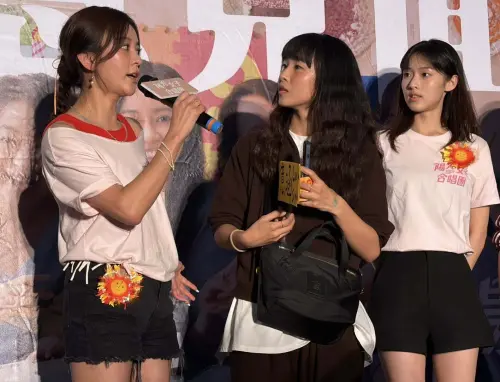 ▲陳意涵（左）、何曼希（右）和已觀賞《陽光女子合唱團》的觀眾互動。（圖／壹壹喜喜提供）