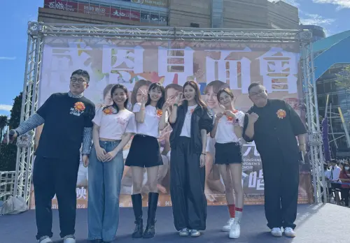 ▲《陽光女子合唱團》編劇呂安弦（左起）、羅晨恩、何曼希、安心亞、陳意涵與導演林孝謙到高雄與粉絲見面。（圖／壹壹喜喜提供）