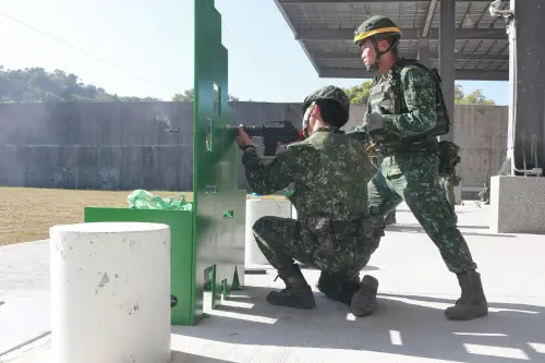 ▲射擊訓練由專業教官全程指導，強化後備軍人基本射擊動作與靶場安全觀念。（圖／記者莊全成翻攝）