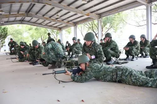 ▲訓練課程安排射擊要領說明與實作演練，協助後備軍人維持戰備技能。（圖／記者莊全成翻攝）