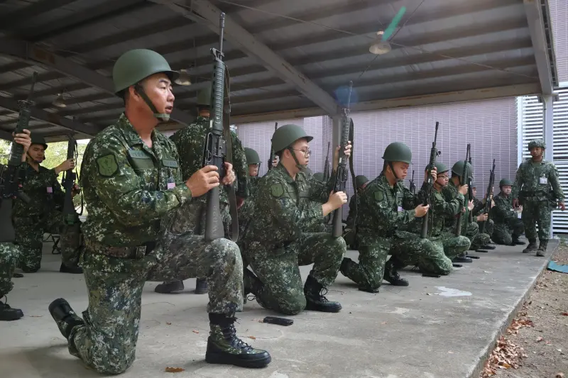 ▲後備軍人志願步槍射擊訓練，參訓人員依規定完成報到與安全講習後實施實彈射擊。（圖／記者莊全成翻攝）