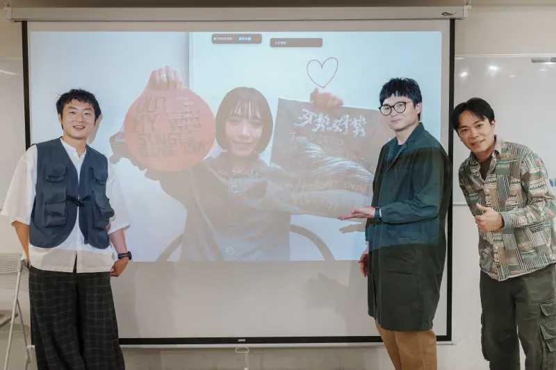 ▲台灣樂團拍謝少年合作日本樂團PEDRO成員AYUNi D（中）推出單曲〈Outta My Way〉，作品台語參雜日語，相當新穎。（圖／海口味有限公司）