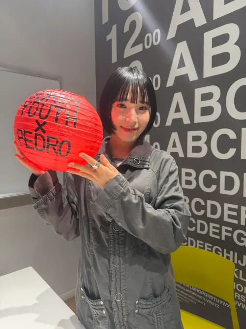 ▲AYUNi D手拿燈籠，提前慶祝元宵節。（圖／海口味有限公司）