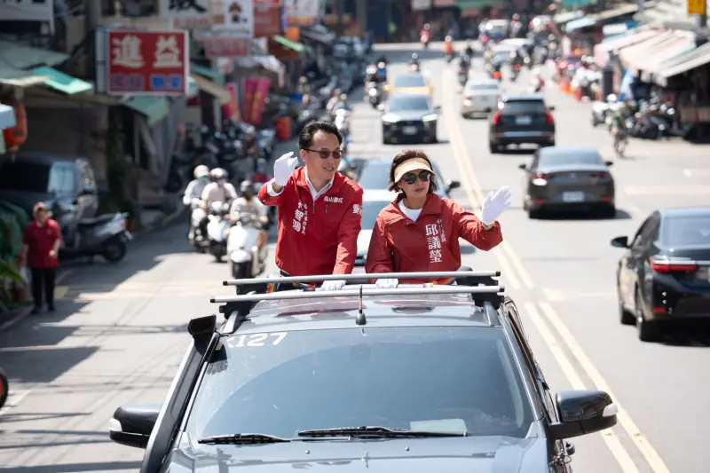 ▲高雄市議員初選民調在即，選戰進入最後衝刺！立委郭邱議瑩1日陪同高雄市議員林智鴻掃街拜票。（圖／高市議員林智鴻提供）