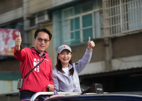 ▲以電視劇「萬老師」深植人心的立委郭昱晴現身鳳山，受到鄉親熱烈歡迎。她以藝術工作者、母親與毛小孩媽媽的身分強力推薦林智鴻。（圖／高市議員林智鴻提供）