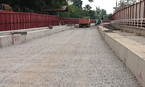 ▲中聯資源公司氣冷高爐石級配料，適用於道路基層、底層及廠區基地填築，圖為該產品使用於輕軌鼓山段道路基底層之情形。(圖／中聯資源公司提供)