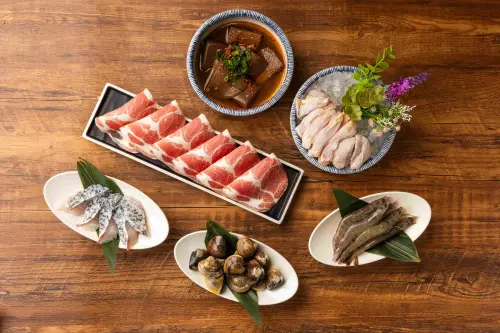 ▲狂一鍋本次活動提供的品項包含梅花豬、無骨雞腿肉、香辣鴨血、小白蝦、季節鮮魚、極鮮蛤蜊。（圖／樂多多提供）