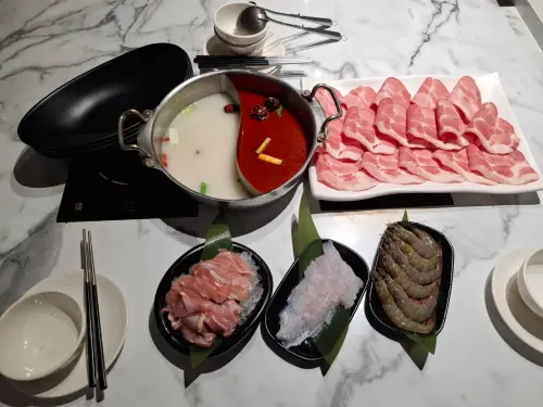 ▲從3月4日到6日這三天，肉多多消費滿 299 元，即可享有「小白蝦」、「無骨鮮雞腿」或「鮮魚片」中任選一份優惠。（圖／樂多多提供）