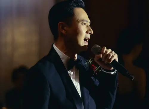 ▲劉冠廷在《雙囍》唱老歌的100秒「一鏡到底」演出，贏得觀眾好評，不少人認為是片子的大淚點。（圖／水花電影提供）