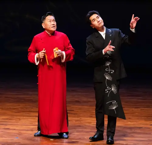 ▲戲劇男神王傳一（右）、相聲大師朱德剛首度跨界合作的相聲脫口秀《壹加一剛好比三小》，觀眾迴響熱烈。（圖／嚞娛樂提供）