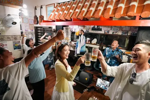 ▲宮古島三線居酒屋讓旅客近距離體驗沖繩群島的傳統音樂與熱情風情。（圖／星宇提供）