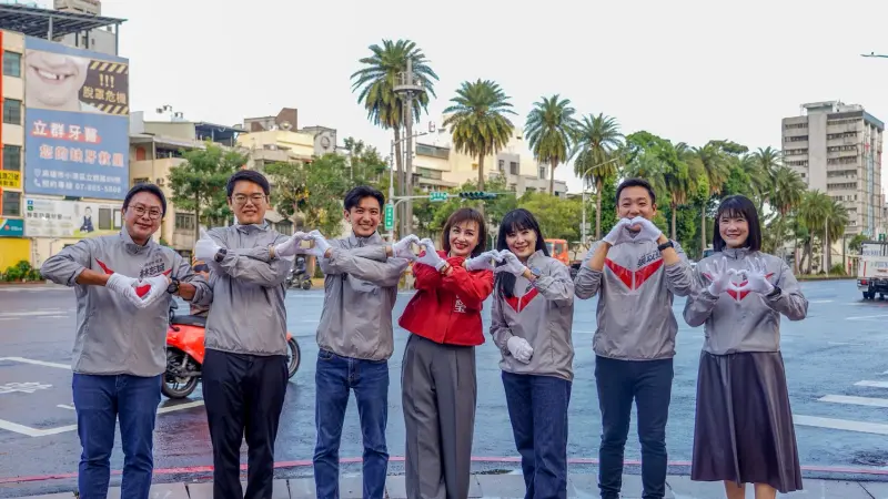 ▲前鎮小港議員參選人林浤澤，一早與立法委員邱議瑩、市議員林志誠、鄭孟洳、參選人鄧巧佩、張以理、張耀中齊站路口，在漢民路與沿海一路向市民請安問好。（圖／林浤澤辦公室提供）