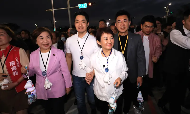 盧秀燕十指緊扣喊「期望甚深」　蔣萬安緊張回：莫非要我生四寶？