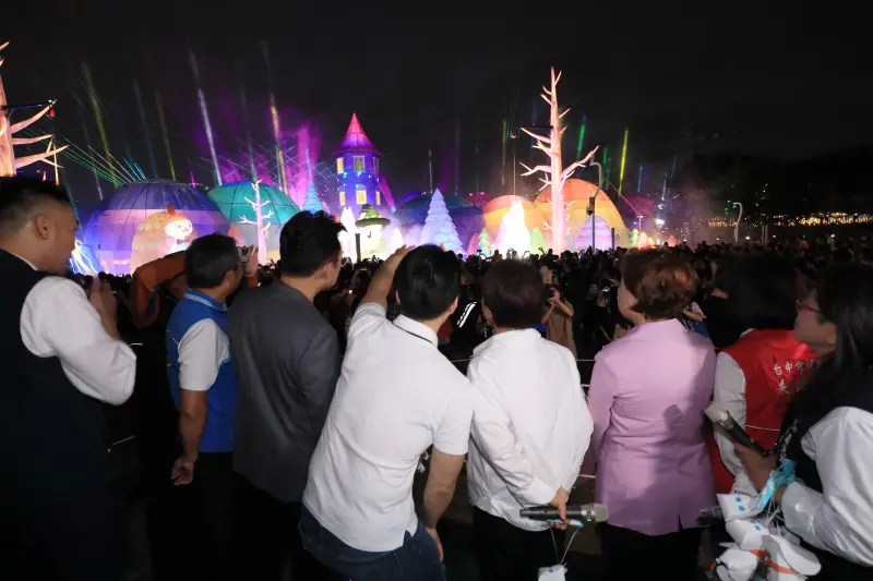    ▲眾人一起欣賞主燈秀。（圖／台中市政府提供，2026.03.02）  