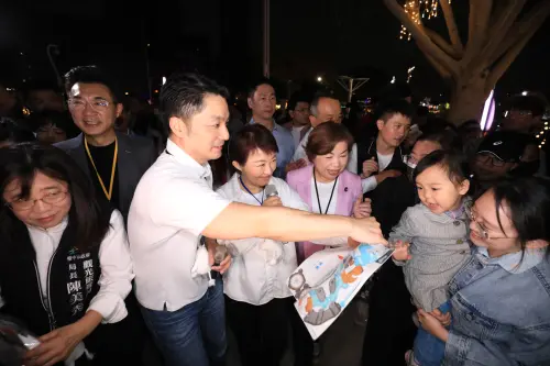 ▲蔣萬安分送姆明小提燈，遊客喜出望外。（圖／台中市政府提供，2026.03.02）